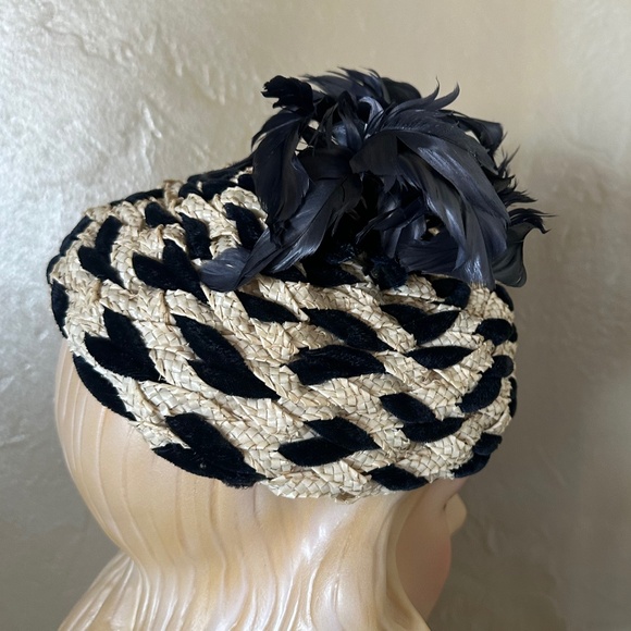 ENCHANTING 1950s\' CREAM STRAW + BLACK FABRIC WOVEN BERET +  IRIDESCENT FEATHERS main image 12